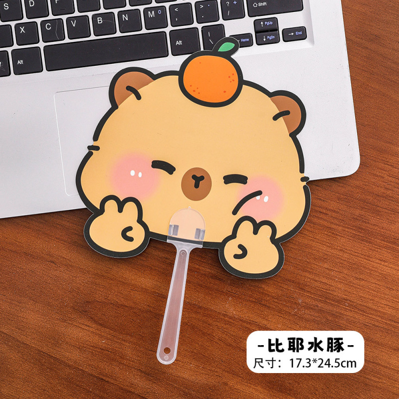 カピバラ異形扇子夏アニメカピバラは小さな扇子を持ってかわいいプレゼントの子供扇子を押している|undefined