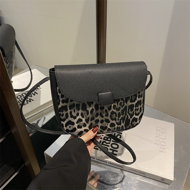 2024 invierno nuevo diseño de nicho de moda simple ocio retro color extranjero hombro único brazalete