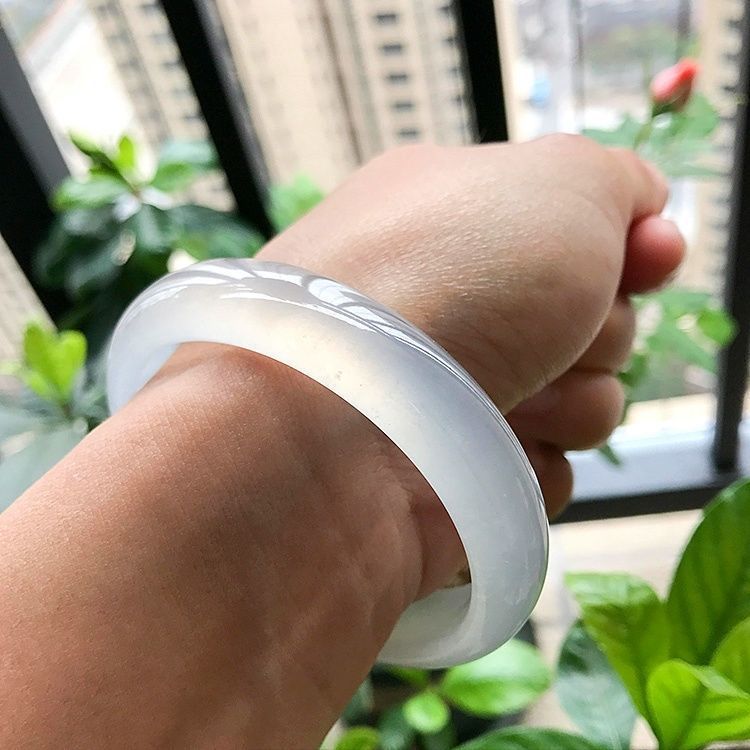 Vòng tay ngọc bích Miến Điện tự nhiên băng trong ánh trăng trắng, có giấy chứng nhận