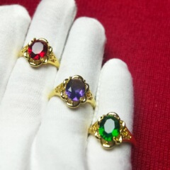 黄金色の宝石の指輪をまねて久々に色が落ちません。