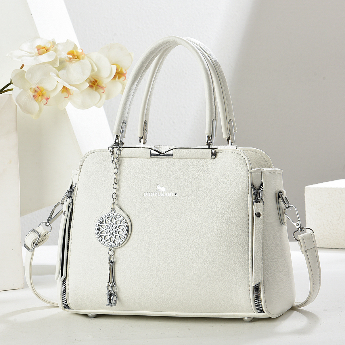 Bolsos bolsos de mujer estilo caliente 2025 fabricante comercio exterior nuevo bolso de mensajero de hombro de verano atmosférico y versátil