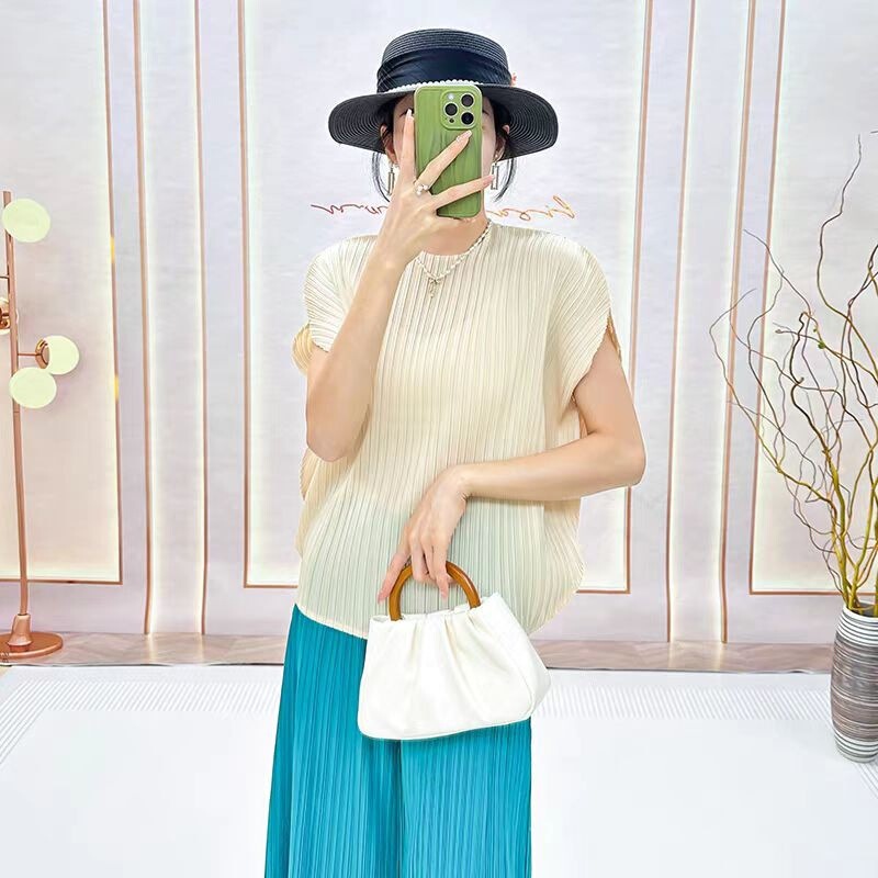 Pleated Short-Sleeved Women's Solid Color Simple and Elegant Round Neck T-Shirt, Short Style 2025, Pleated Loose Women's Fashion