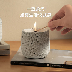 創意的なセメントの木目のアロマキャンドルの雰囲気感があります。