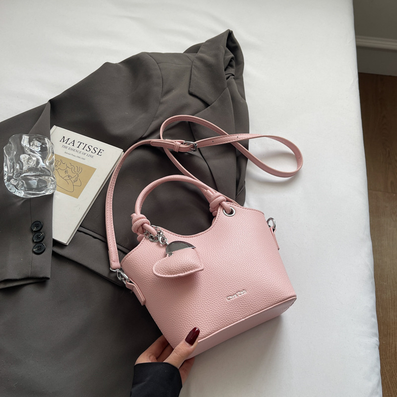 Moda de verano bolso de cubo de mano mujer 2025 nuevo producto diseño de nicho bolso de viaje bolso de mensajero casual simple