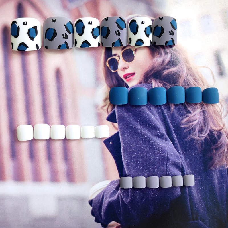 El comercio exterior de moda contraste de color parche de uñas de pie atmósfera elegante blanquear 24 piezas de uñas de pie de estampado leopardo dulce y cool simple