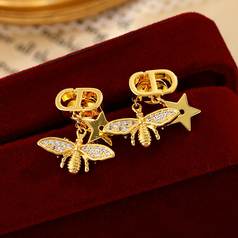CD clásico abeja circón aretes delantero y trasero de doble propósito estrellas de alta calidad Pendientes de aguja plateada pequeño libro rojo con el mismo estilo de joyería de oreja