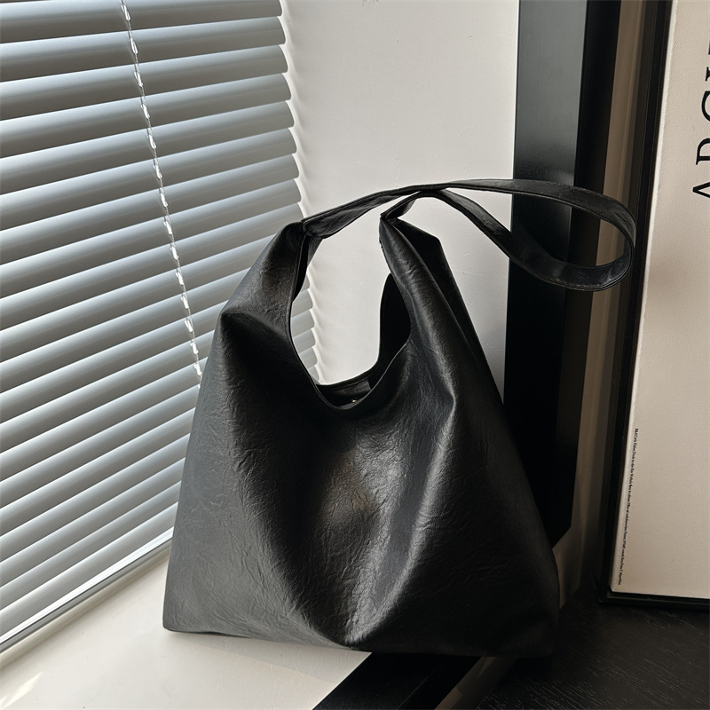 Bolso de mujer retro de gran capacidad de superficie suave casual 2024 nuevo estilo otoño e invierno bolso de hombro con patrón de agarre de mano moda bolso de cubo Tote