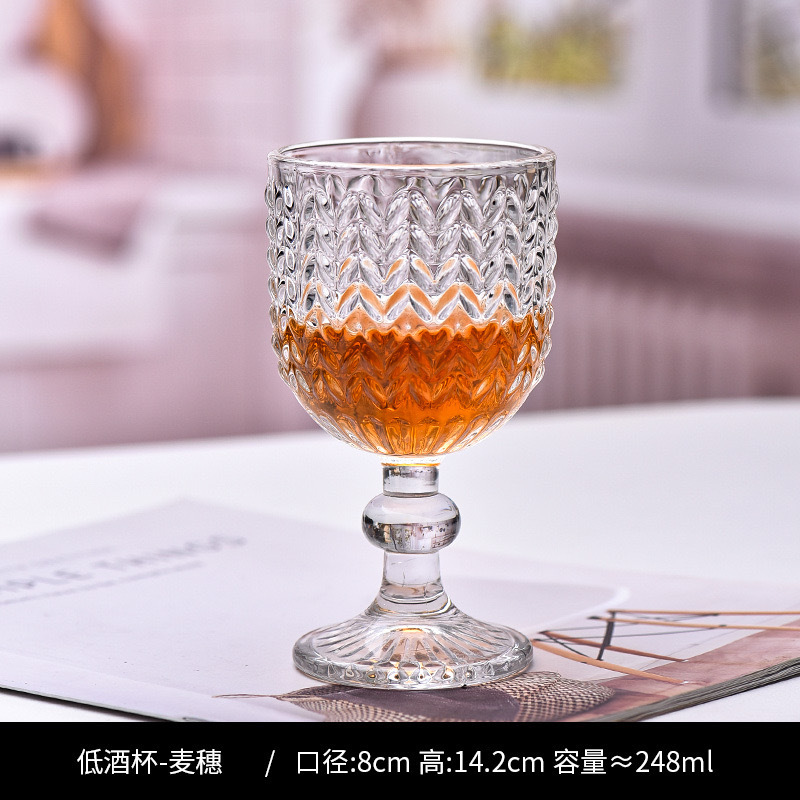 물결 모양의 유리잔