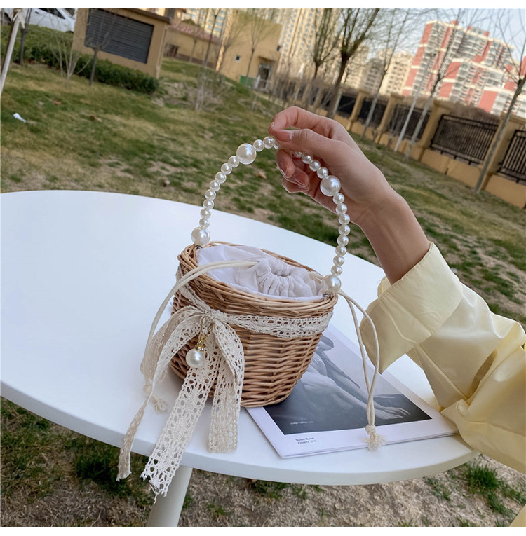 Fashion Round Straw Pearl Portable Bag display picture 14