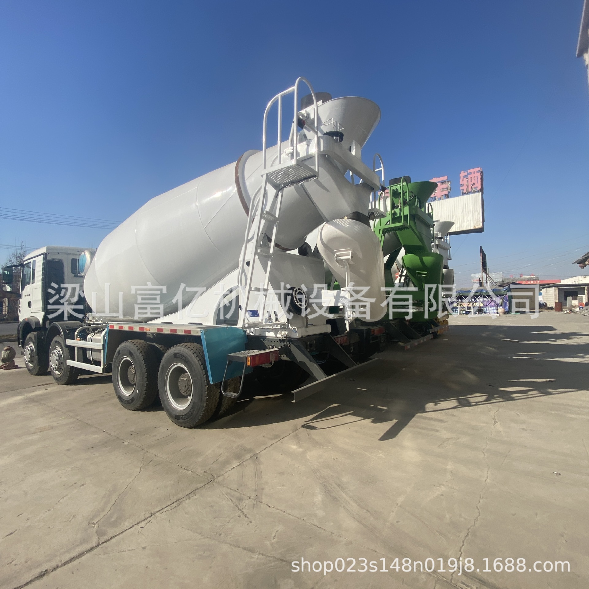 Overseas Supply of Sinotruk Howo Concrete Mixer Trucks with 8*4 Chassis, 8, 10, 12 Cubic Meter Concrete Mixer Trucks