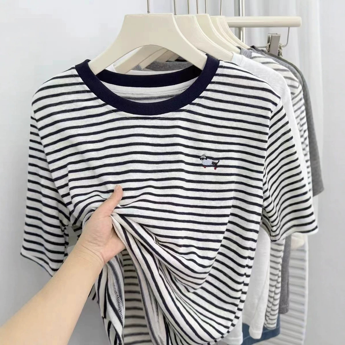 Áo thun nữ tay ngắn cổ tròn sọc kẻ thêu hoa form rộng — Sọc