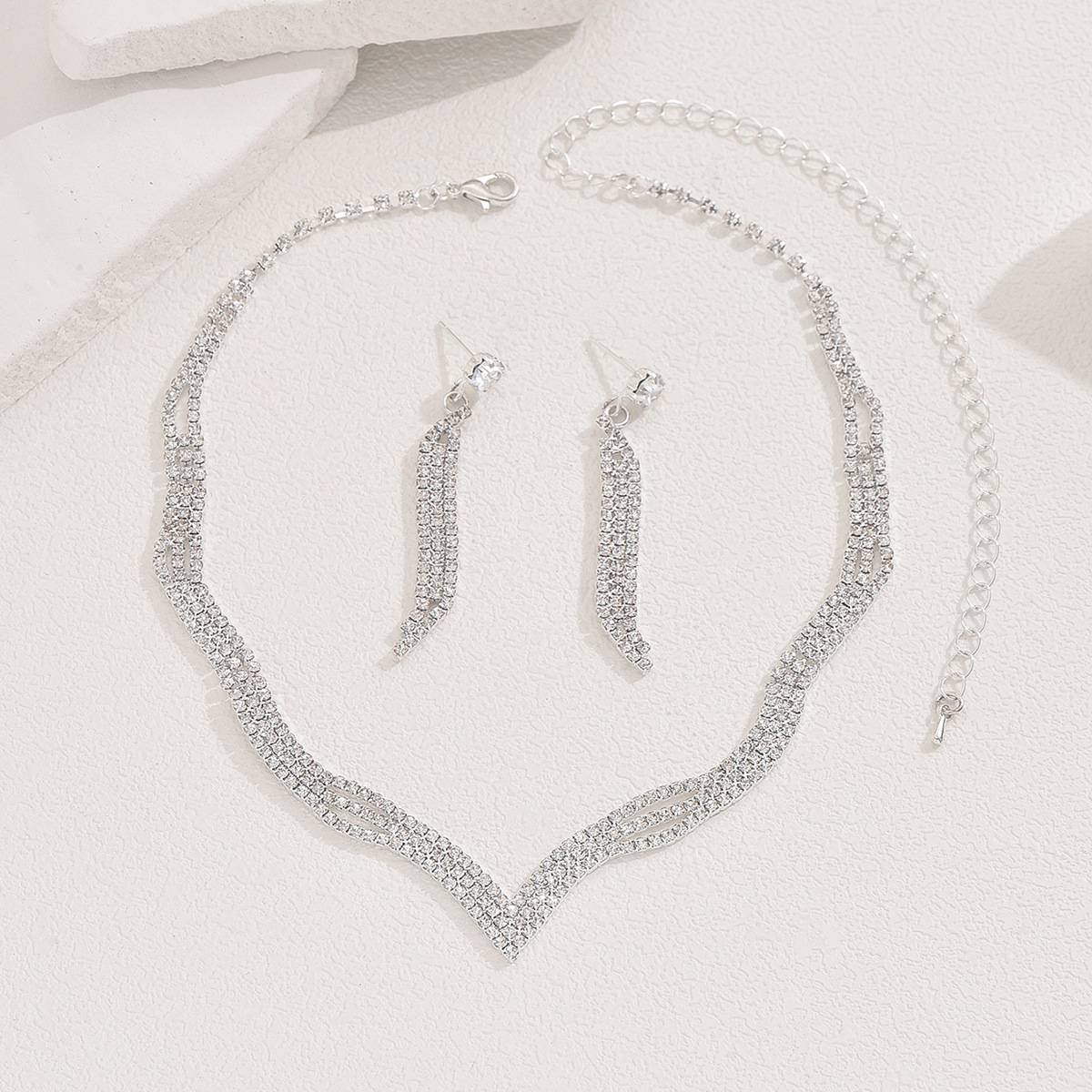 Nuevos productos de joyería de novia collar al por mayor Europa y América tres piezas conjunto de joyería de garra de diamante conjunto de suministro de comercio electrónico al por mayor