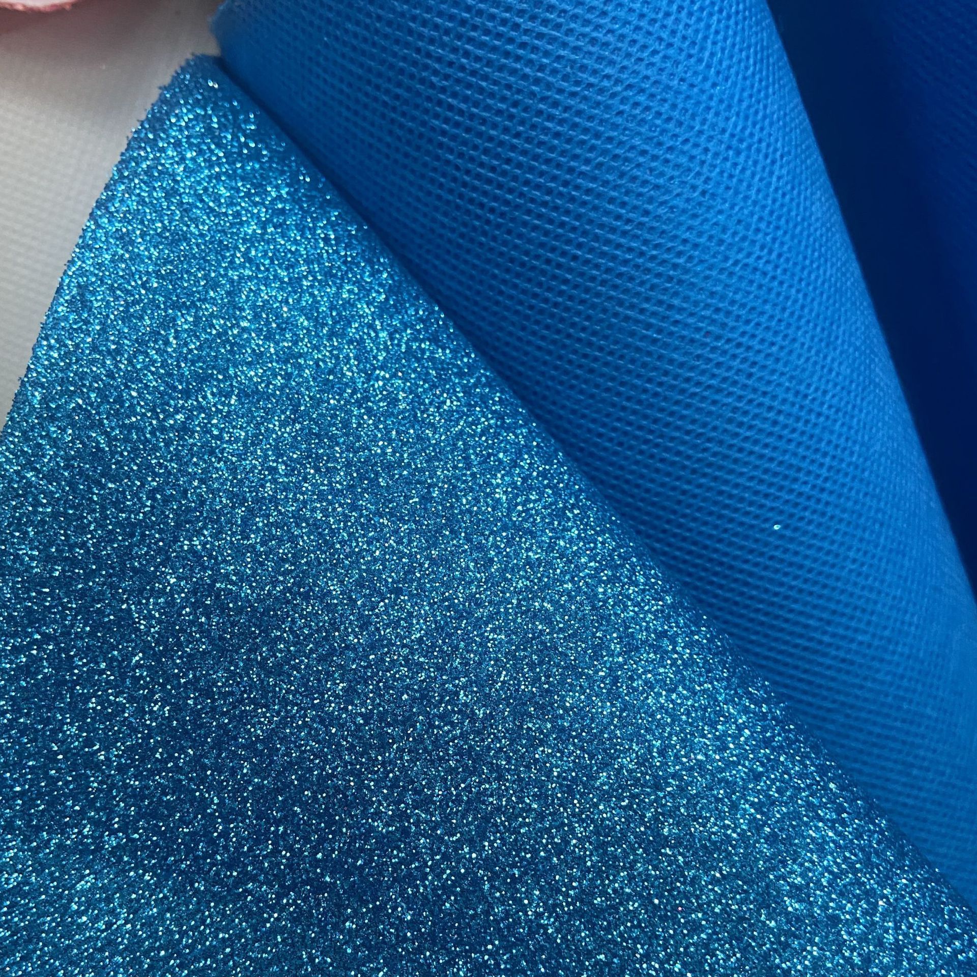 Suministro directo de fábrica de tela no tejida Glite Brillante Tela de lentejuelas Estuche para teléfono móvil Bolsa de cosméticos Accesorios para el cabello Decoración de ropa