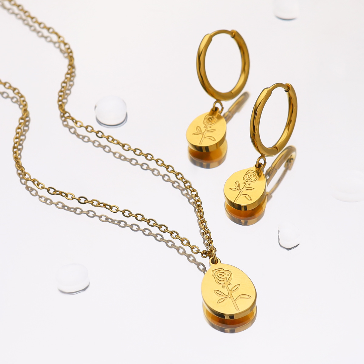 INS French titanium steel flower necklace 18K gold stainless steel non-fading necklace women rose pendant necklace wholesale