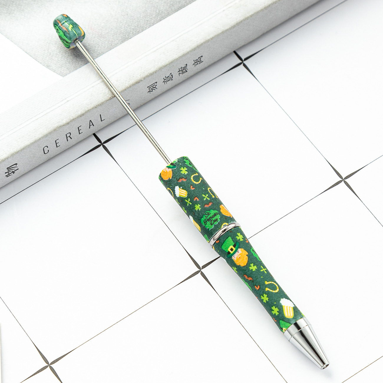 Bricolaje creativo trébol de cuatro hojas serie de cuentas pluma de impresión multicolor bolígrafo en stock al por mayor de plástico con cuentas pluma