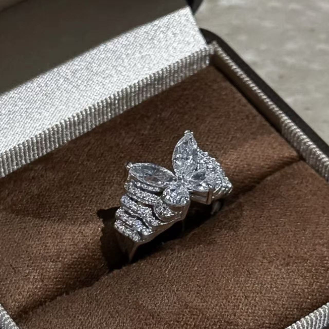 Designer Ring Mit Funkelnder Schleife Und Strassbesatz_voghion.com