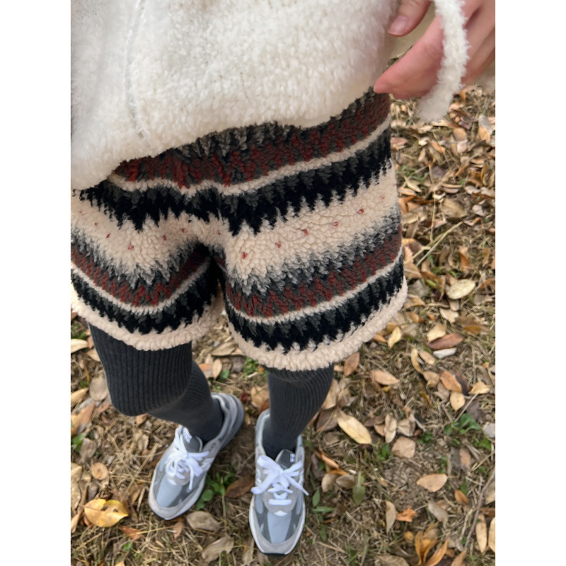 Korean autumn and winter retro Fair Isle color-block jacquard faux shearling shorts, a stylish and versatile pair of plush casual pants for women Korean autumn and winter retro Fair Isle color-block jacquard faux shearling shorts, a stylish and versatile pair of plush casual pants for women