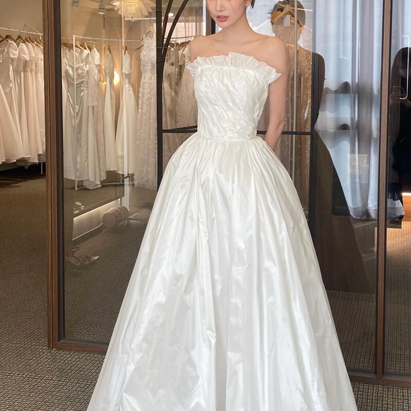 Simple and Elegant Satin Strapless Wedding Dress 2026 Spring New Style for Petite Brides, Perfect for Fairy-Like Travel Photoshoots Simple and Elegant Satin Strapless Wedding Dress 2026 Spring New Style for Petite Brides, Perfect for Fairy-Like Travel Photoshoots