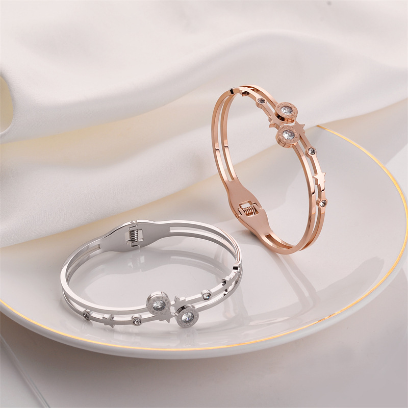Pulsera de titanio y acero para mujer, diseño moderno y sencillo, pulsera de lujo que no se desvanece, venta al por mayor en stock.