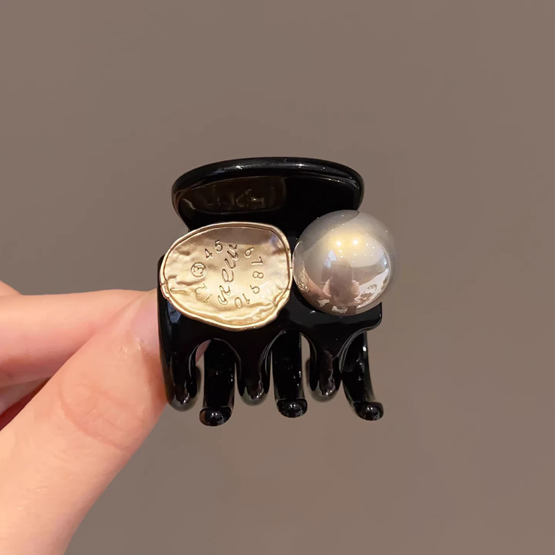 New Niche Design with a High-End Feel, Small Pearl Ponytail Claw Clip, Elegant and Simple Shark Clip Hair Accessory for the Back of the Head