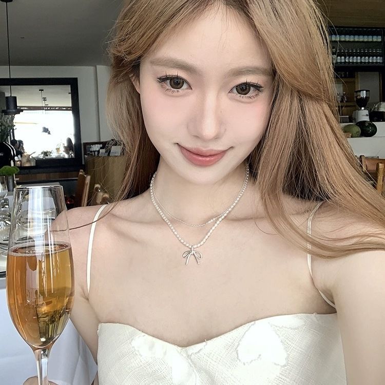 太った女の子 ~ 白茶の月の光 ~ 蝶結びの小米の真珠の二重のネックレスの軽い豪華な小さい衆の首の鎖は女性を飾ります。