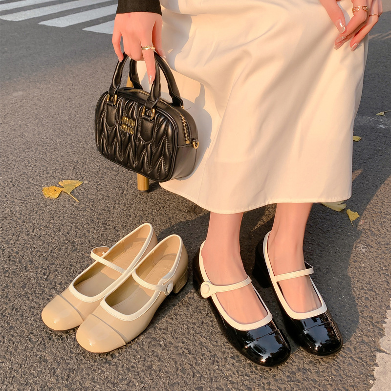 Un pequeño viento francés de fragancia, zapatos de talón grueso de Mary Zhen, primavera y otoño 2024, nuevos zapatos de tacones altos de cuero marrón esmaltado
