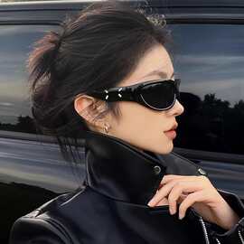 高级感墨镜女时髦辣妹风2025年新款窄框骑行眼镜开车太阳镜凹造型