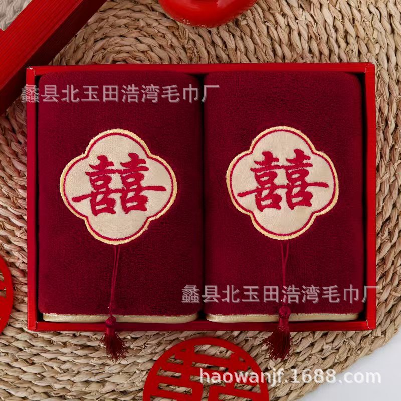 Бархатное полотенце бордового цвета с вышивкой радостной бахромой