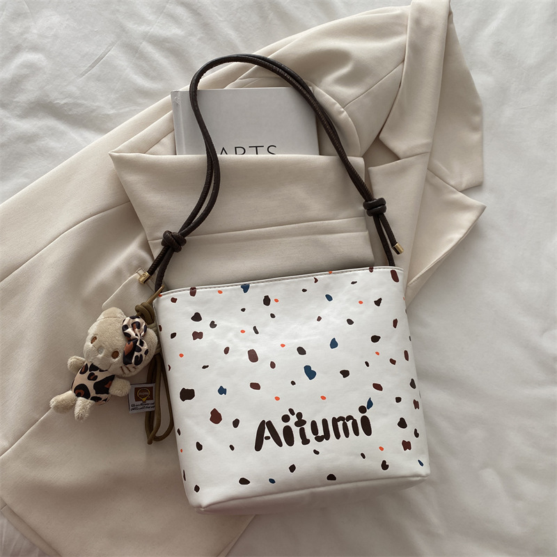 Bolso de mujer de invierno 2024 nuevo estilo simple casual diario versátil tendencia coreana retro hombro mochila bolso de cubo mujer