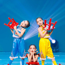 元旦开门红喜庆舞蹈姥姥门前看大戏妞妞看戏演出服小看戏凳子道具