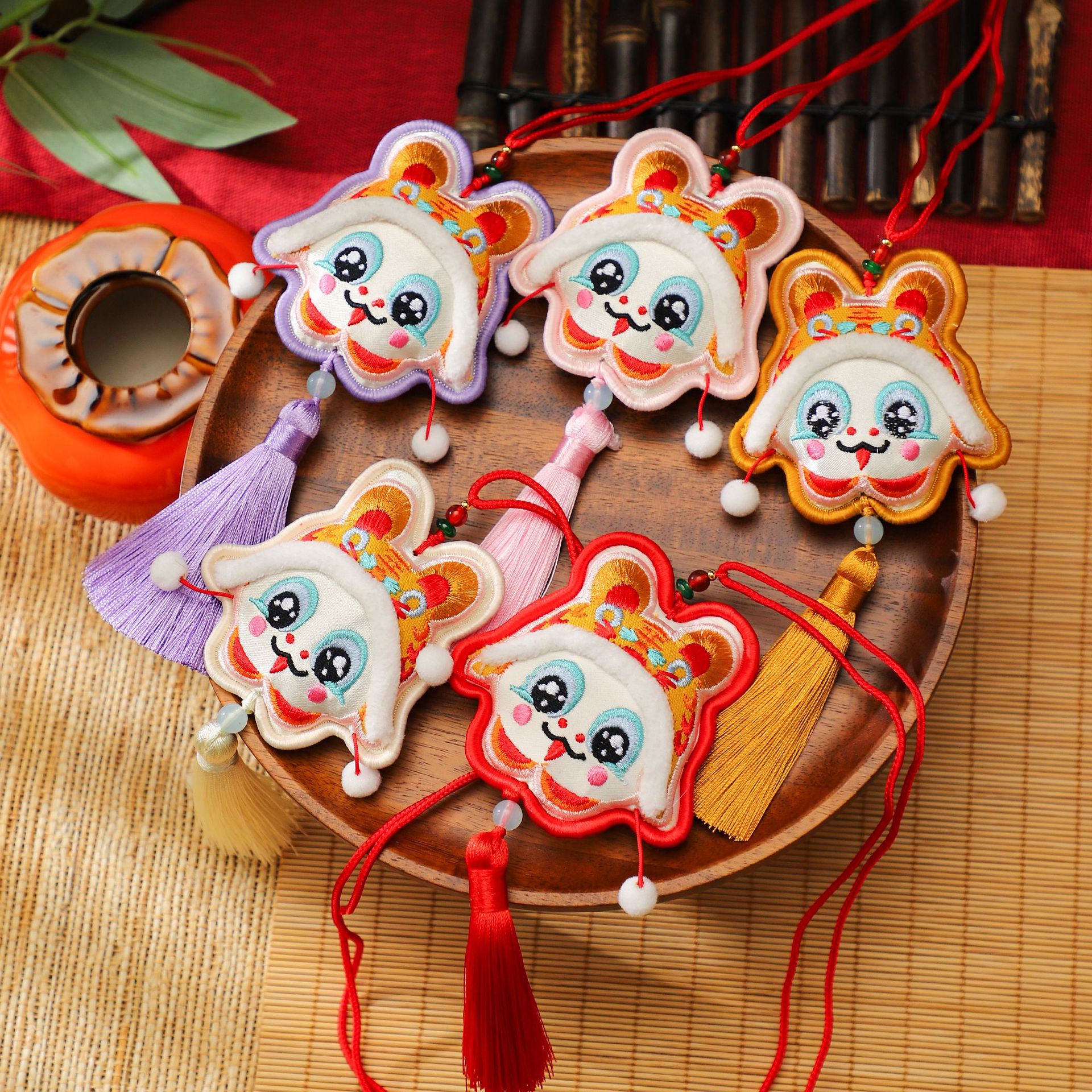 Cuerpo de siete colores para despertar leones y serpientes de Año Nuevo decoración de barril con flores de material DIY colgante floral