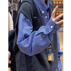少年感の青い格子のシャツを重ねて着て、日本のレトロな上着の長袖を着てシャツを着ます。