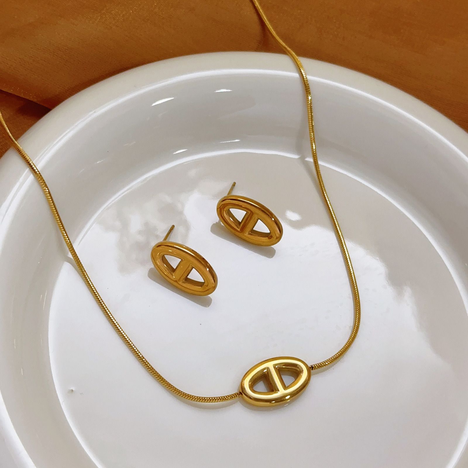 Luz de lujo nuevo estilo de moda europea y americana personalidad cerdo nariz pernos de orejas de nicho femenino diseño de alta calidad joyas de orejas de acero de titanio universal