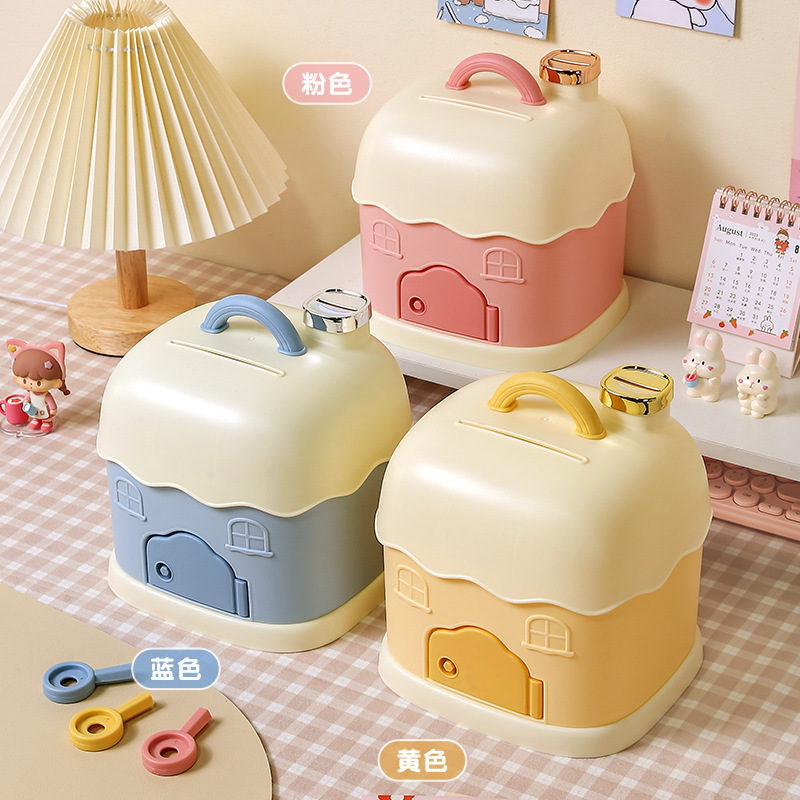 La Caja de ahorros es una pequeña y encantadora chica de dibujos animados, la Caja de ahorros es de plástico, la Caja de mano de la cabaña de año nuevo 2023