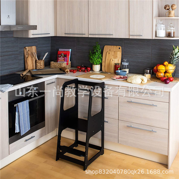 子供の手を洗う腰掛けの赤ちゃんの足は腰掛けを踏みます。