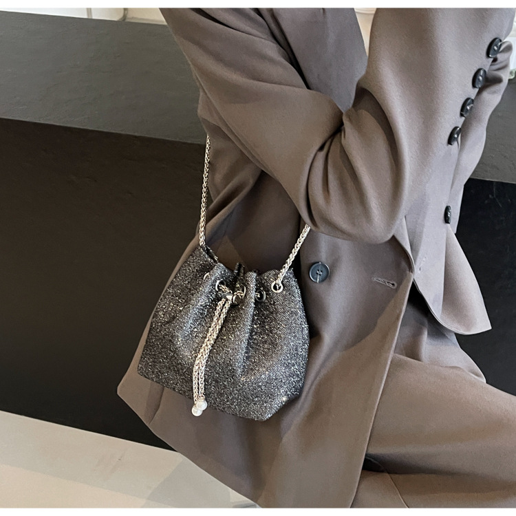 2024 Borsa a tracolla piccola con catena a secchiello versatile e alla moda con alta qualità e nuova borsa a tracolla unica e popolare_voghion.com