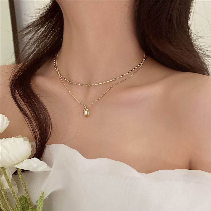 Collana stratificata minimalista con catene delicate gioiello_voghion.com