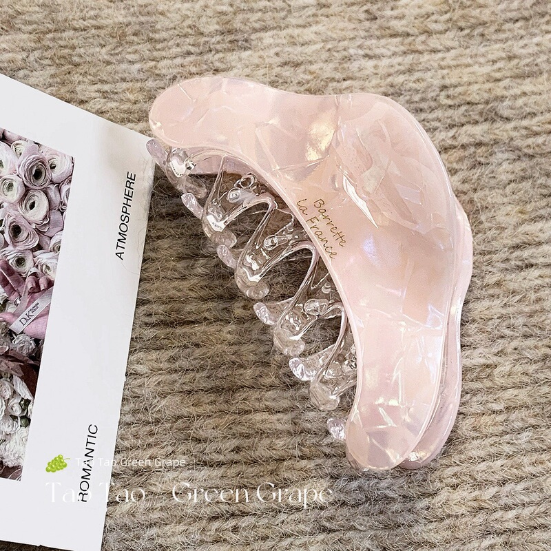 Unique and Beautiful Pink Triangular Claw Clip with a High-End Feel, 2026 New Model, Medium Size, for Half-Up Hairstyles, Shark Clip Hair Accessory
