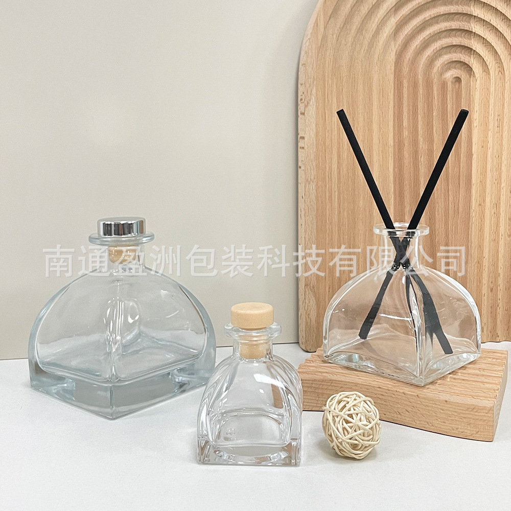 厂家批发多规格车载香薰瓶蒙古包扩香玻璃瓶藤条挥发空瓶香氛摆件