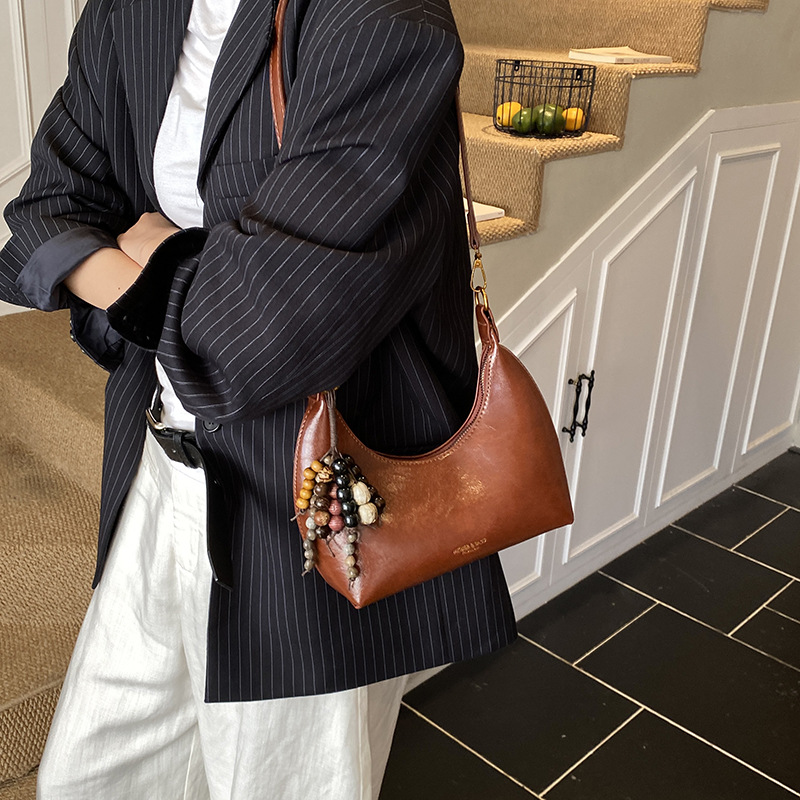 Nicho bolso de diseño de mujer 2025, nuevo otoño invierno retro ocio mochila de hombro, bolso de brazo portátil universal