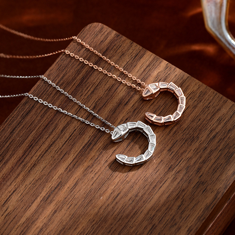 2025 nuevo 925 plata esterlina con diamantes completos en forma de C collar de serpiente espiritual para mujeres lujo ligero nicho de alto nivel sensación de la cadena de clavícula del año de la vida