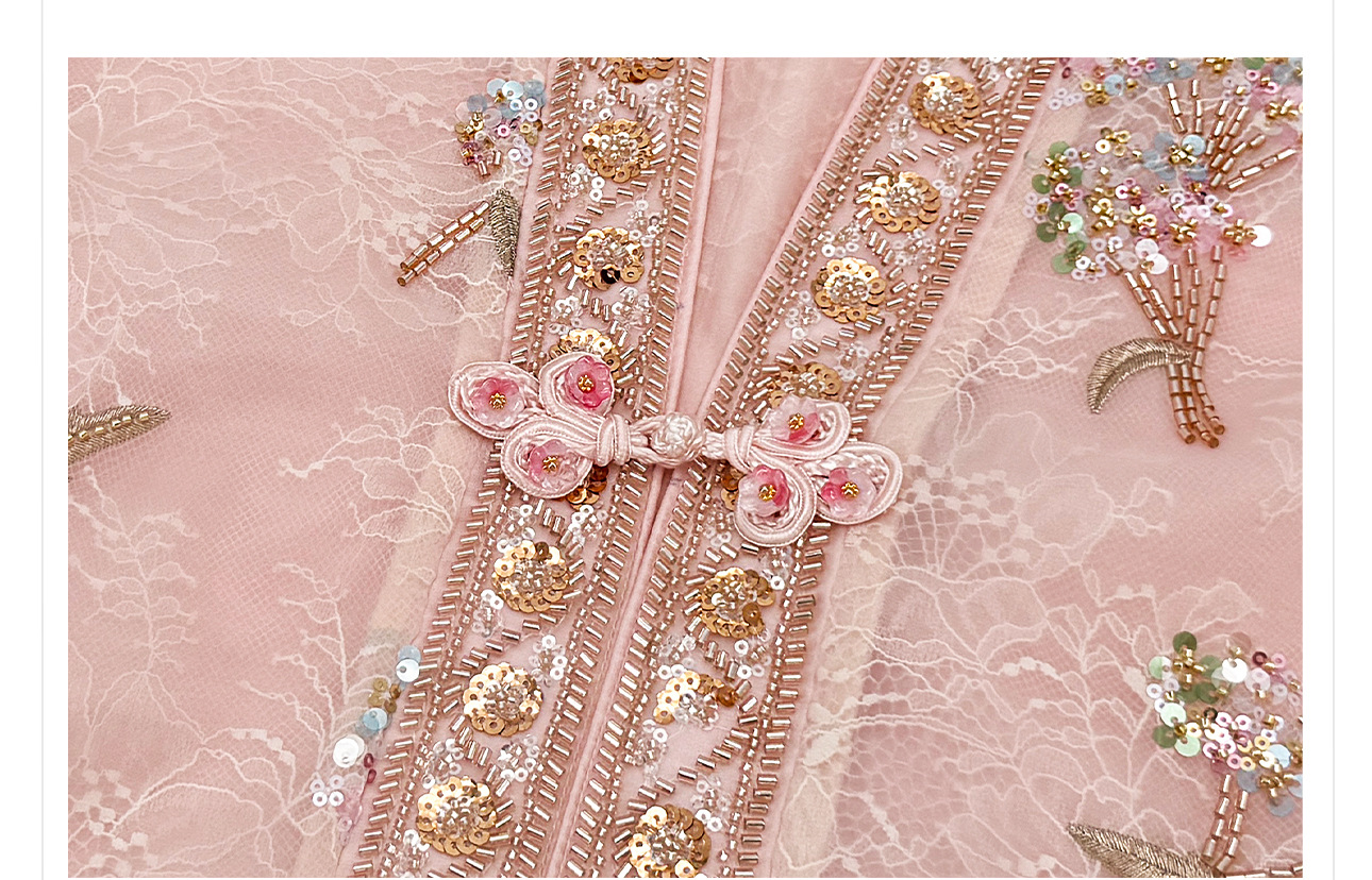 Bộ áo khoác thêu jacquard kết hợp đầm dây lụa phong cách Tân Trung thức — bộ đồ, đầm dây, Áo khoác màu hồng chi tiết 19
