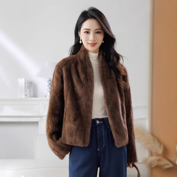 2025 New Mink Fur Outwear Short Casual Small Lapel Patchwork Mink Outwear for Women 2025 Haining Mink Fur