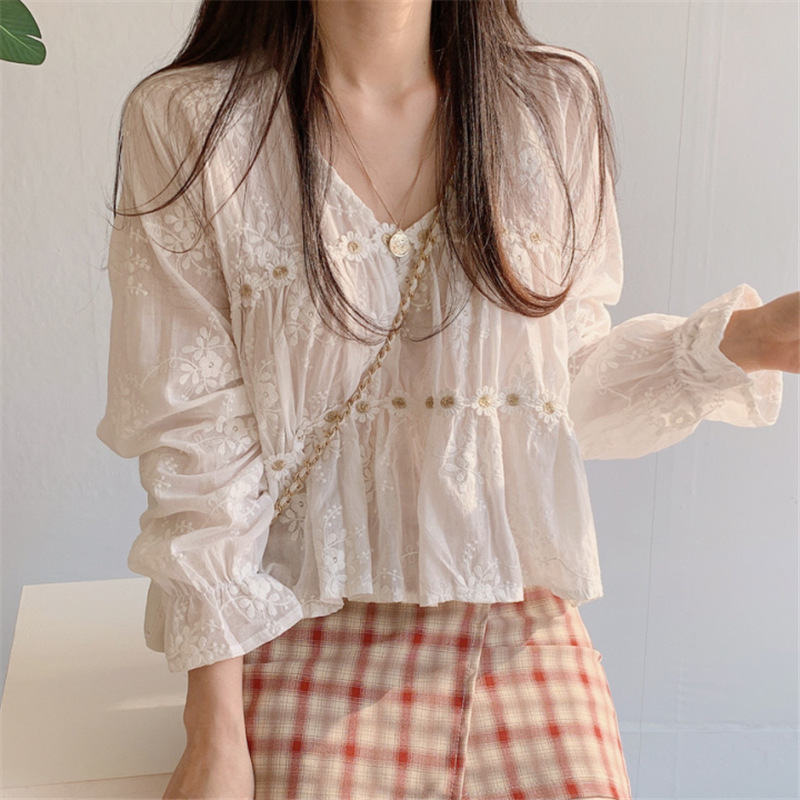 Unique Korean-Style Long-Sleeve Shirt with a Sense of Design, V-Neck, Youthful and Feminine, Lace Three-Dimensional Daisy Top