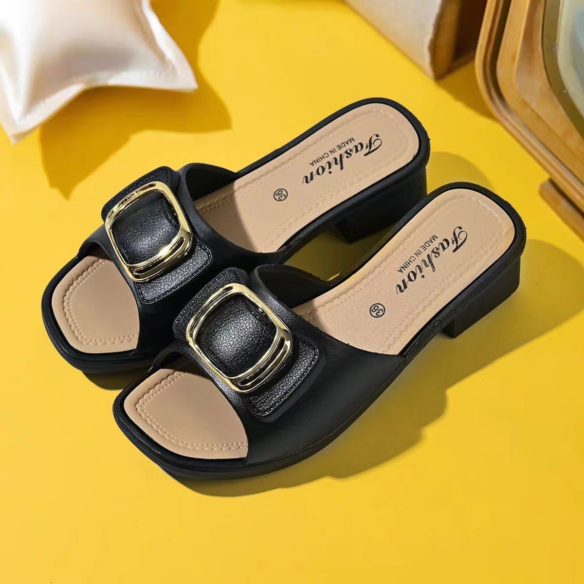 Nuevas sandalias de moda de verano para mujeres, una explosión transfronteriza de una palabra, zapatillas de mujer coreana, suela gruesa y suave.