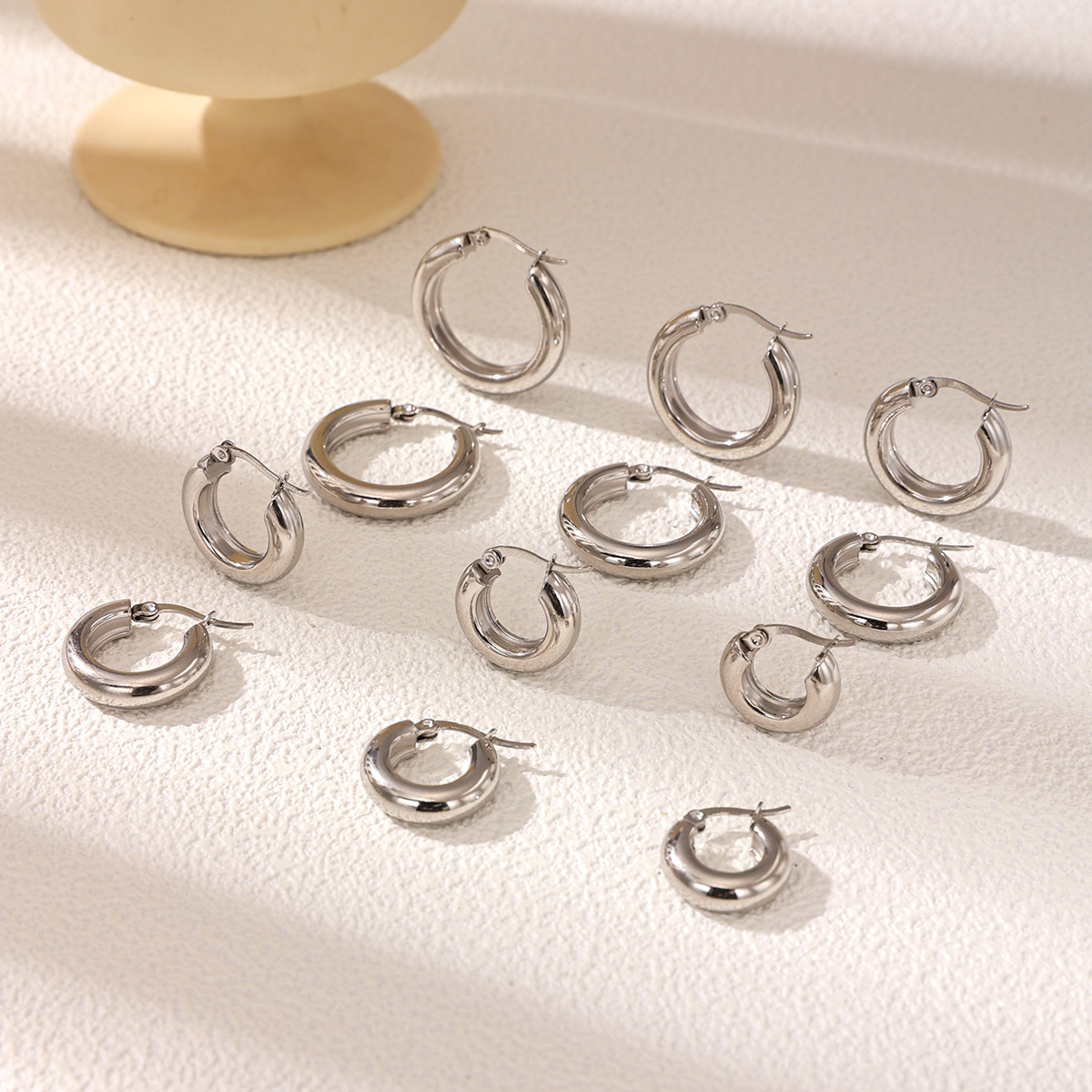 Taina europa y americana pendientes de acero inoxidable nicho de alta calidad estilo anillo personalidad oro y plata de doble color joyas de acero de titanio