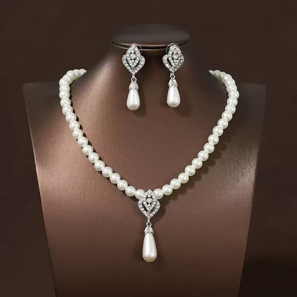 Fashionable necklace and earrings from pearl