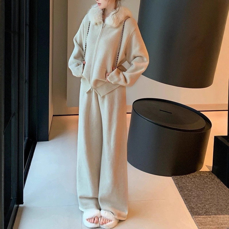 Paired with a complete set of women's loose-fitting hooded knitted cardigan with fur collar and high-waisted wide-leg pants, a two-piece suit for early autumn