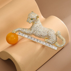 2021韓版銅微鑲鋯石豹子胸針優雅個性男士西服動物款胸花衣飾批發