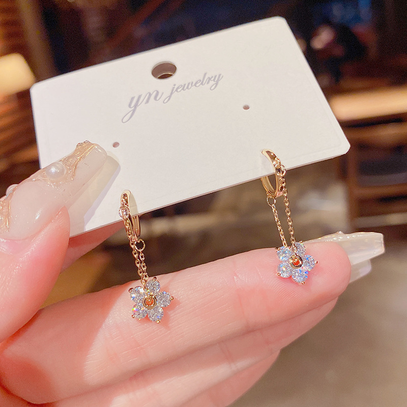 1 Pair Fashion Flower Copper Inlay Zircon Drop Earrings display picture 3